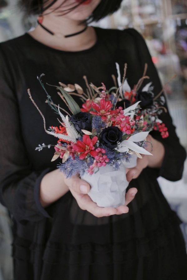 𝐻𝑎𝑣𝑖𝑛𝑔 𝐹𝑢𝑛 𝐼𝑛 𝐻𝑎𝑙𝑙𝑜𝑤𝑒𝑒𝑛：暗黑玫瑰色骷髏頭水泥盆花